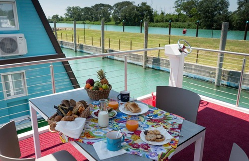 Lignano Sabbiadoro House | Nice apartment in villa for 6 guests with pool, A/C, WIFI, TV, terrace and pets allowed
