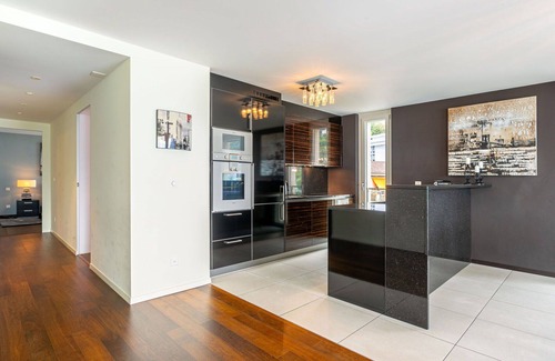 Montreux City Centre Apartment | Nice apartment for 4 people with WIFI, pool, hot tub, TV, balcony and panoramic view