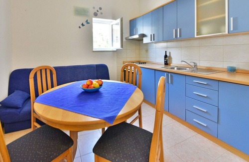 Ribarica Apartment | Nice apartment for 5 guests with pool, WIFI, A/C, TV, terrace, pets allowed and parking