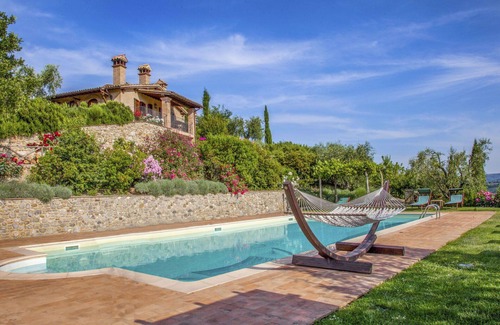 Allerona Apartment | Nice apartment for 6 people with WIFI, pool, TV, patio, pets allowed and panoramic view