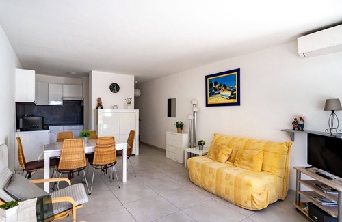 Le Lavandou Apartment | Nice apartment for 4 guests with WIFI, A/C, TV and balcony