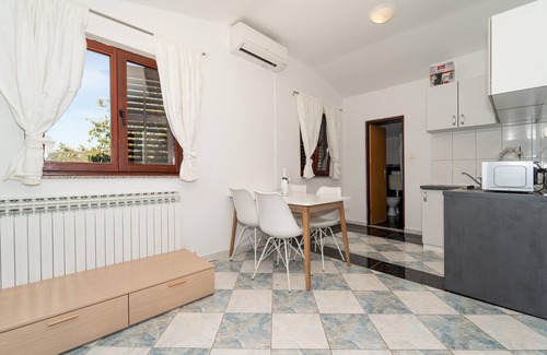 Obrovac Apartment | Nice apartment in Krusevo with WiFi