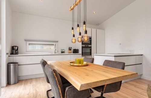 Wemeldinge House | Nice apartment in villa for 4 guests with WIFI, TV, patio and parking