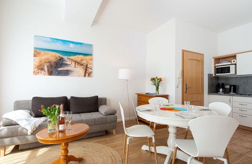 Sellin Villa | Nice apartment in villa for 4 guests with WIFI, TV, terrace and pets allowed