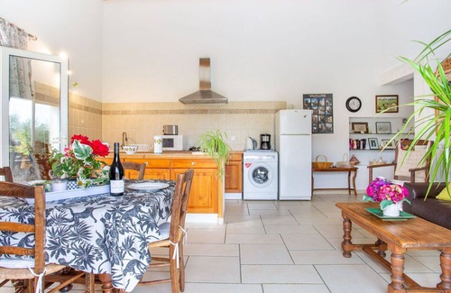 Menerbes House | Nice apartment in villa for 4 people with WIFI, TV and terrace