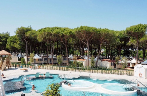 Cavallino-Treporti House | Nice apartment in villa for 4 guests with A/C, pool, WIFI, TV, patio and pets allowed