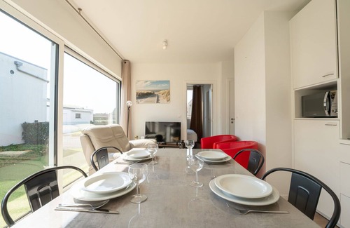 Bredene House | Nice apartment in villa for 4 people with WIFI, A/C, TV, terrace and pets allowed
