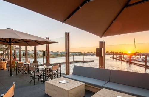 Tholen House | Nice apartment in villa for 10 guests with WIFI, TV and parking