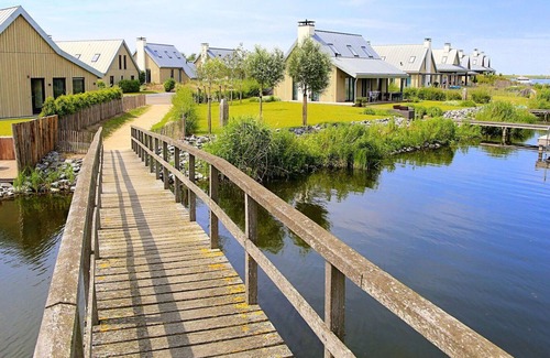 Tholen House | Nice apartment in villa for 10 guests with WIFI, TV and parking