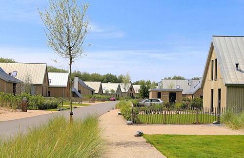 Tholen House | Nice apartment in villa for 10 guests with WIFI, TV and parking