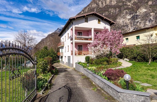 Novate Mezzola Apartment | Nice apartment for 6 guests with WIFI, TV, patio and pets allowed