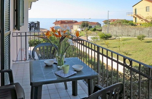 Cipressa Apartment | Nice apartment for 6 people with WIFI, TV, balcony and pets allowed