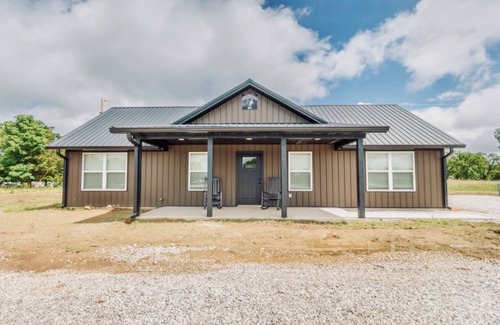 Dallas County House | Nice cabin near Bennett Springs: stocked pond, gated entry, family-friendly!