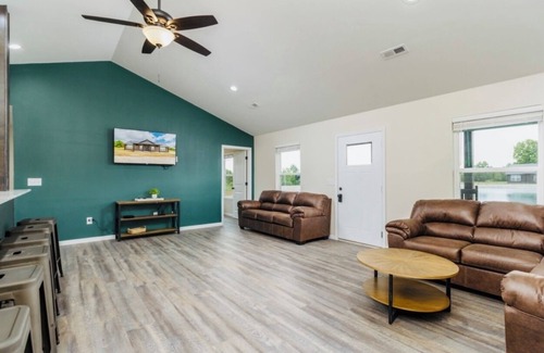 Dallas County House | Nice cabin near Bennett Springs: stocked pond, gated entry, family-friendly!