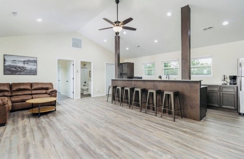 Dallas County House | Nice cabin near Bennett Springs: stocked pond, gated entry, family-friendly!
