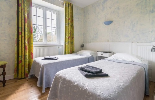 Plouegat-Moysan House | Nice character house, mature garden, friendly area, for families et friends