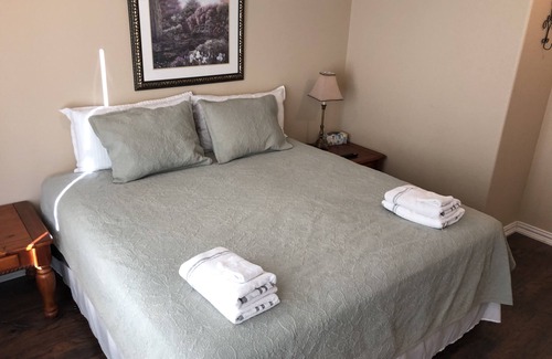 Dallas House | Nice Gated House with Gorgeous Private Patio Pergolas, Hot Tub. New 2018 build