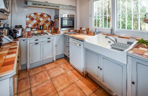Entraigues-sur-la-Sorgue House | Nice home in Entraigues-sur-la-Sorg