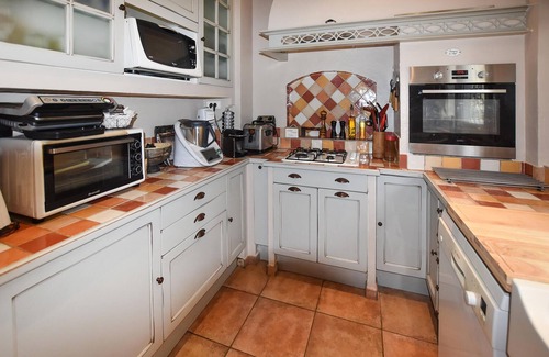 Entraigues-sur-la-Sorgue House | Nice home in Entraigues-sur-la-Sorg