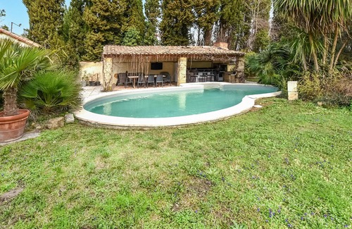 Entraigues-sur-la-Sorgue House | Nice home in Entraigues-sur-la-Sorg