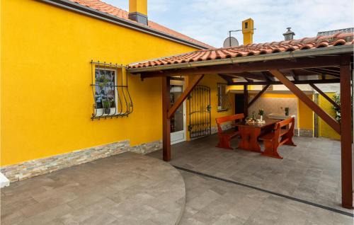 Buzdohanj House | Nice Home In Cernik With Kitchen