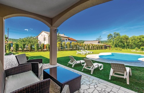 Sarsoni House | Nice home in Drazice with WiFi