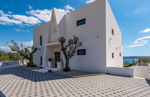 Maslenica House | Nice home in Maslenica with sauna