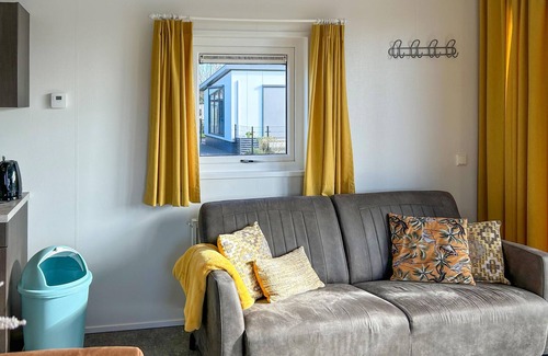 Scherpenisse House | Nice home in Scherpenisse with kitchen