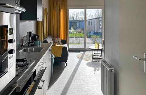 Scherpenisse House | Nice home in Scherpenisse with kitchen