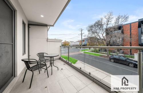 McKinnon House | Nice house walking to shopping center