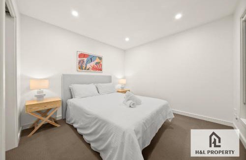 McKinnon House | Nice house walking to shopping center