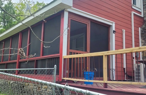 Lebanon Cabin | Nice log cabin home in the heart of bourbon country. Pet friendly.