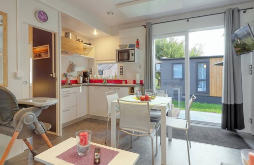 Wemding House | Nice modern cottage on cozy campsite.