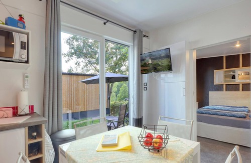 Wemding House | Nice modern cottage on cozy campsite.