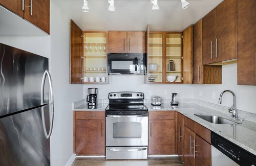 North Bethesda Apartment | Nice North Bethesda 2BR w/Pool, Gym & Balcony, nr Coffee, by Blueground