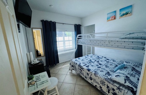 Little Havana Bed & Breakfast | Nice Room with Private Bathroom in Little Havana Miami with WiFi, AC B5