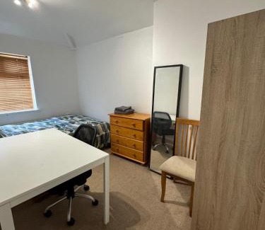 Coventry House | Nice short stay room in Coventry city center