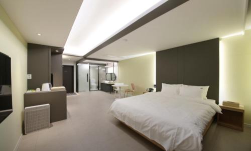 Gunsan Hotel | Nine Tree Drive in Hotel