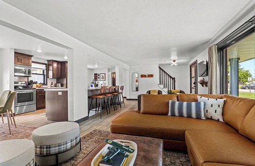 Ashwaubenon Apartment | NineSixFive Fieldhouse | Stadium · Arcades · Luxe
