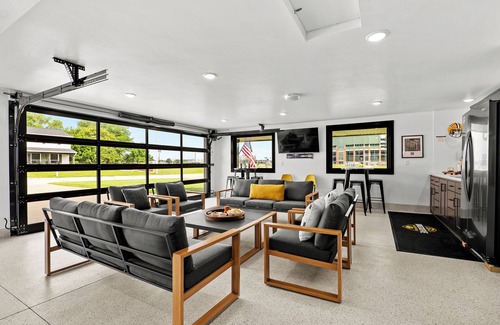 Ashwaubenon Apartment | NineSixFive Fieldhouse | Stadium · Arcades · Luxe