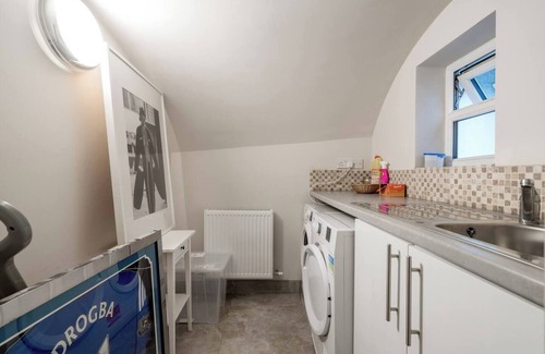 Redcliffe Apartment | Niru Experience Hidden Secret