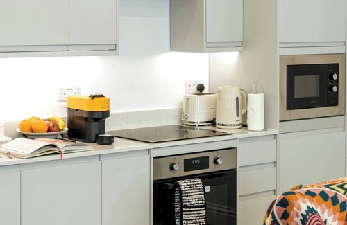 Redcliffe Apartment | Niru Experience Pearl of Ifield Road