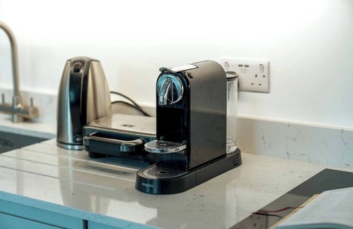 Redcliffe Apartment | Niru Experience Pearl of Ifield Road