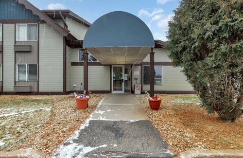 Nisswa House | Nisswa Hotel – King Jacuzzi & Kitchenette #202