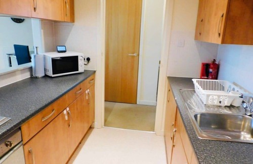 Paisley Apartment | No 2 - Modern 2 Bed Apartment, Close to Gla Airport & M8