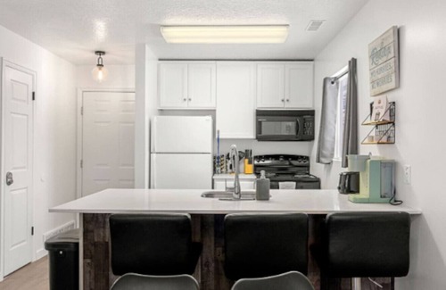 Harbor Village Condo | *No Chores* Harbor Village + Balcony