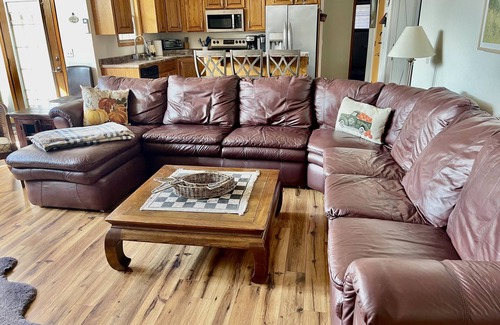 Ponce De Leon House | No cleaning fees! Between Branson and Springfield, Sleeps 16! Pet friendly!