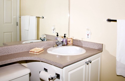 Lower Lonsdale Apartment | No elevators ! unique 1 bedroom City townhouse / with 2 bathrooms, garden pet ?