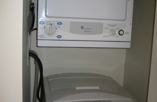 Lower Lonsdale Apartment | No elevators ! unique 1 bedroom City townhouse / with 2 bathrooms, garden pet ?