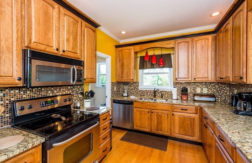 Mill Spring House | No Hurricane Damage! Large pet friendly country retreat. 11 mins to Lake Lure.